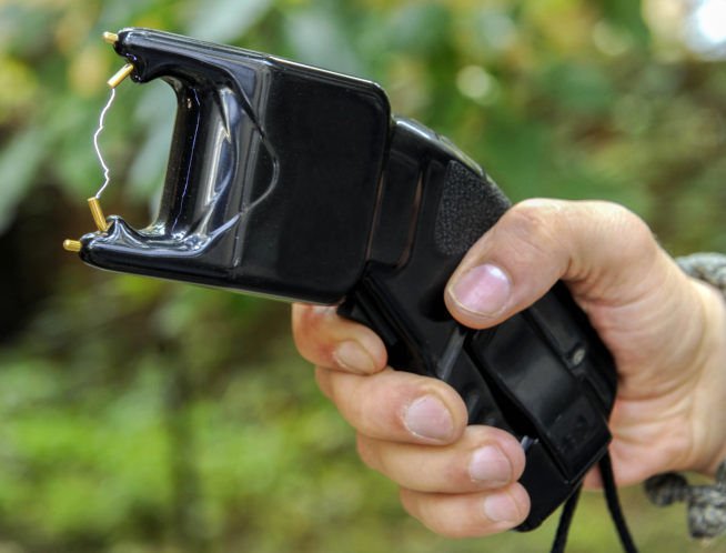 ScotsmanShield's tweet image. bit.ly/2G1XUea - Stun Gun Voltage - What Does It Mean? - Stun gun voltage is a confusing issue. It's actually the amps providing the energy rather than the voltage. The voltage gives the prongs the ability to penetrate clothing. The higher the voltage...