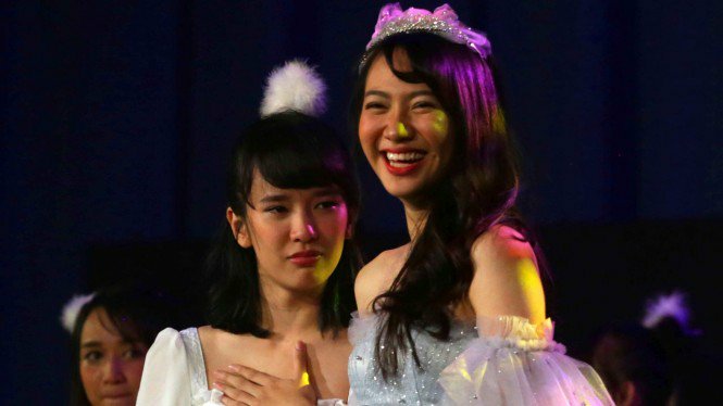 GIFKIDS's tweet photo. [2] FOTO: Momen Emosional di Konser Kelulusan Shania JKT48 https://t.co/iAuxs0Yv7d #JKT48RequestHour #ShaniaGraduation

@bebyJKT48 @shaniaJKT48 @Cindvia_JKT48 @Viny_JKT48 @SinkaJ_JKT48 https://t.co/zS7R02L1Un