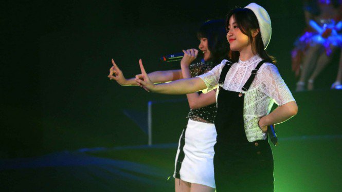 GIFKIDS's tweet photo. [2] FOTO: Momen Emosional di Konser Kelulusan Shania JKT48 https://t.co/iAuxs0Yv7d #JKT48RequestHour #ShaniaGraduation

@bebyJKT48 @shaniaJKT48 @Cindvia_JKT48 @Viny_JKT48 @SinkaJ_JKT48 https://t.co/zS7R02L1Un