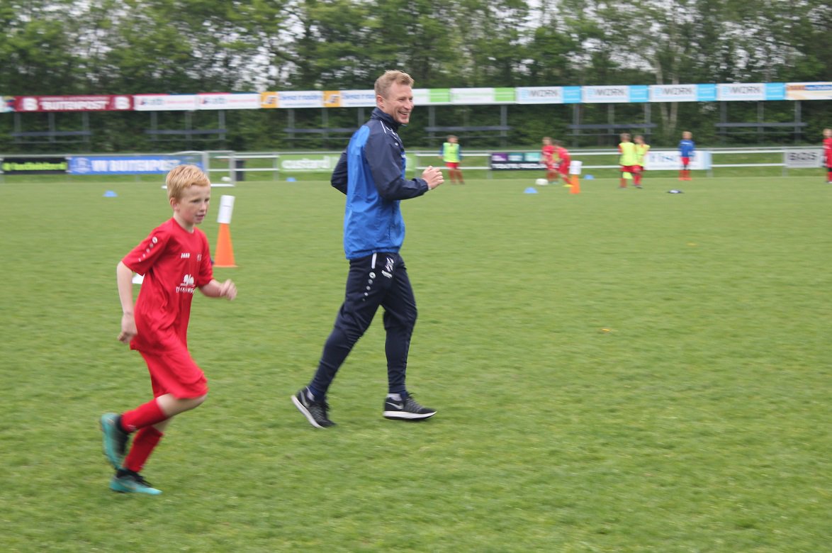 4 spelers van <a href="/scHeerenveen/">sc Heerenveen</a> helpen vanmiddag mee bij onze Voetbalschool <a href="/Veerkr88/">Veerkr88</a>: <a href="/Michelvlap/">Michel ,</a>, <a href="/LucasWoudenberg/">Lucas Woudenberg</a>, Ben Rienstra en Doke Schmidt.