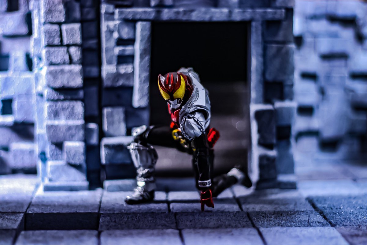 ガク A Twitter 夜のフィギュア撮影会 テーマ 令和最初のオモ写 令和最初に背景セットが完成したので未開封だったキバで色々試してみました