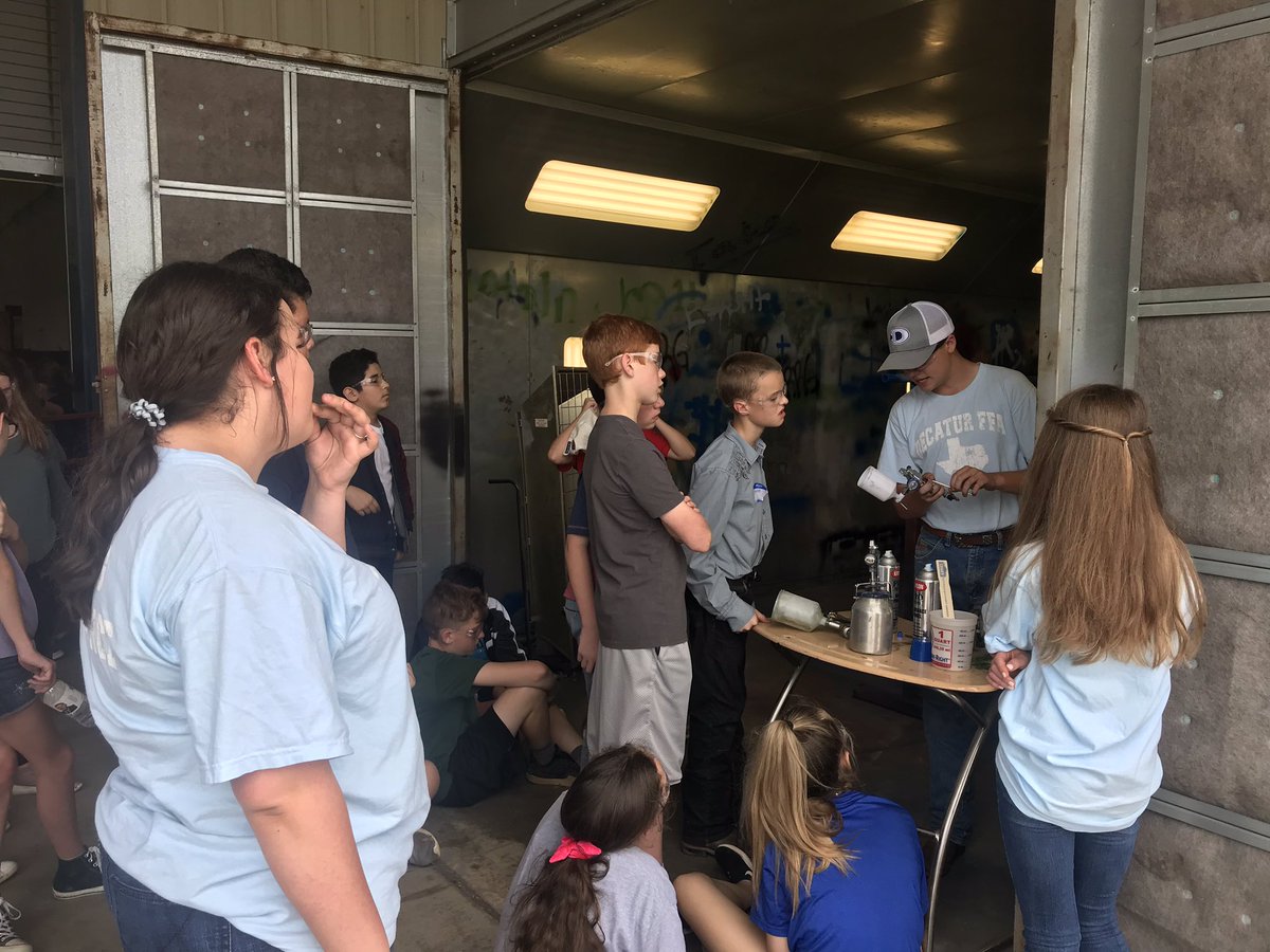 mrsnadventures's tweet photo. Learning the steps to the painting process #DecaturFfa @Decaturffa @DISD_DIS #DISincredible @TexasFarmBureau #DecaturFFAgDay https://t.co/Sdp3n5rPDw
