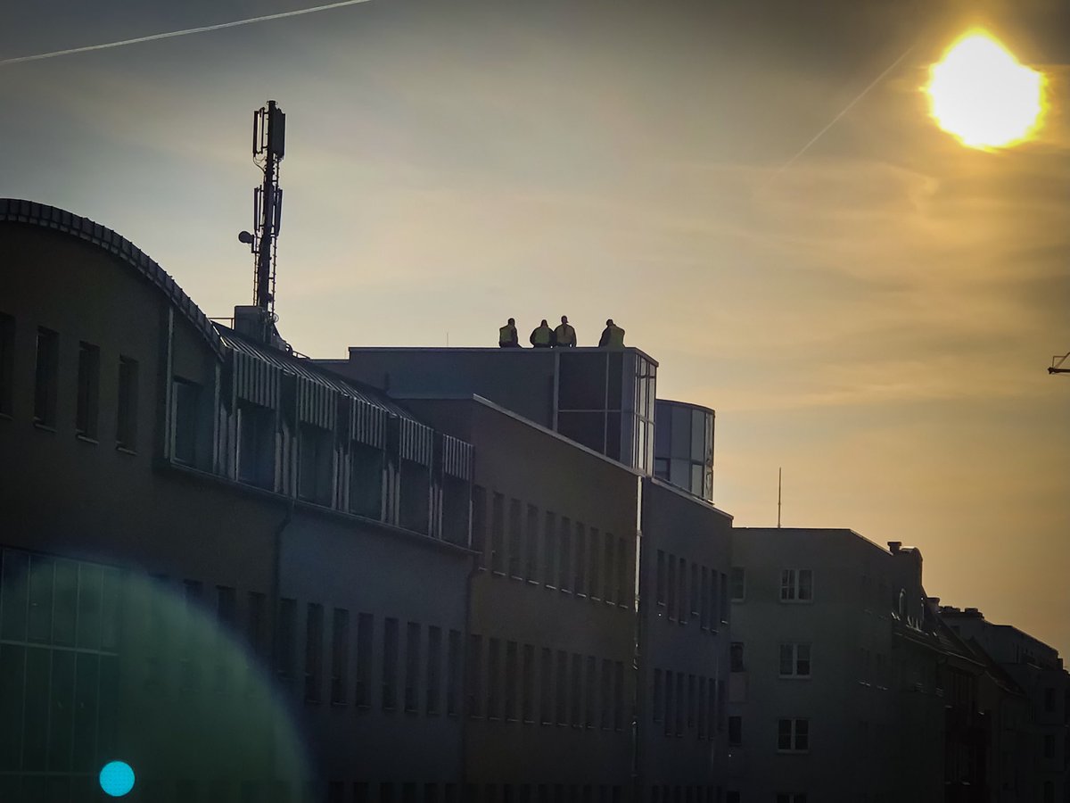 #b0105 Polizei sichert auch die Häuserdächer in der #Rigaer #Rev1MaiBerlin