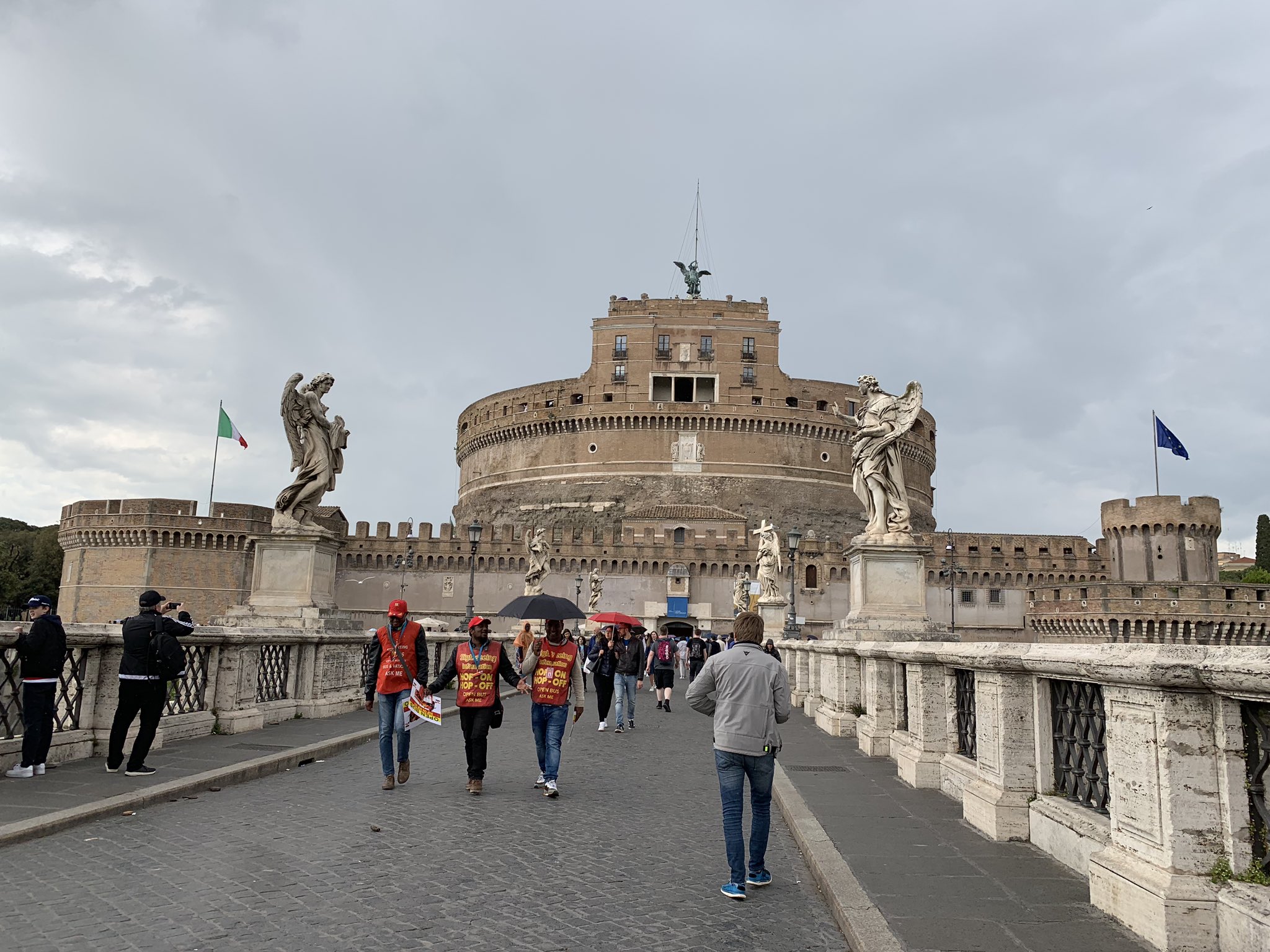 リジス ストライクウィッチーズで登場したサンタンジェロ城 水曜どうでしょうヨーロッパ シリーズでも最新作のスタート地点になりましたね 歴史あるローマの古城です 屋上からは美しいローマの街並みを一望できました T Co Ck8nkj5tph Twitter