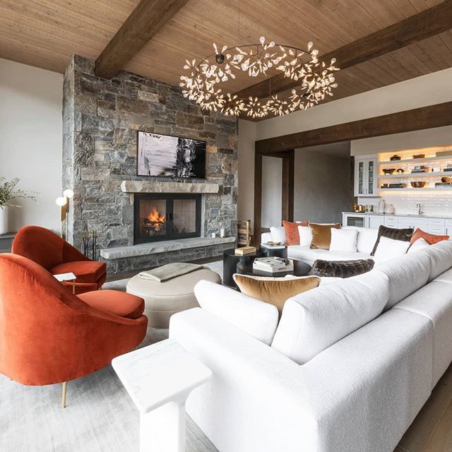 Who says a mountain home can't be luxe? Not us! Check out that light 🧡🧡🧡 #modernmountain #interiordesign #destinationhome #alderandtweeddesignco #bigsky bit.ly/2GOq2lb