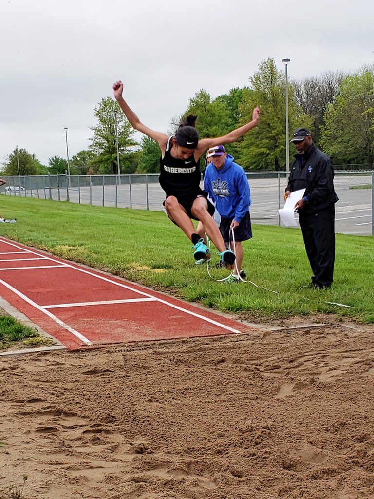 DrGuerrero17's tweet photo. 2019 7th grade girls long jump and 100m hurdles city champ! Go Olivia! https://t.co/KE5DxxAEmy