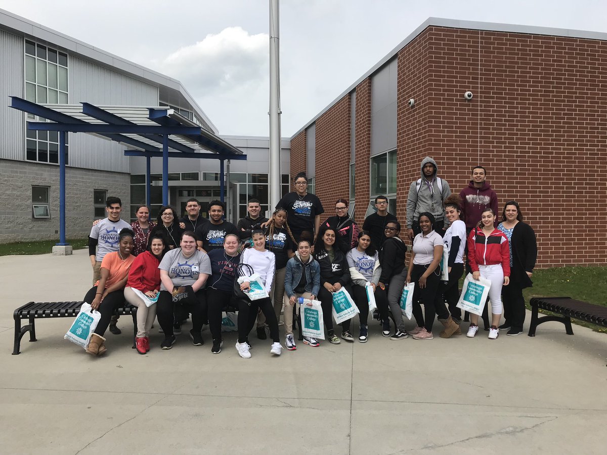 HEKamaStarr's tweet photo. Check out this awesome group of @MaxHayesLakers seniors who are @TriCedu bound! #orientationcomplete https://t.co/zFx7oVv9jz