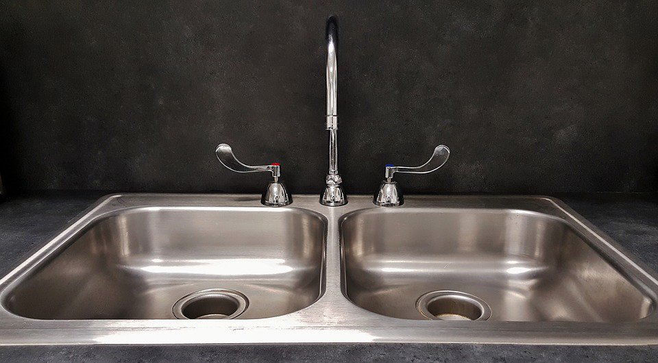 oils4superpower's tweet photo. 🍋 Natural Soft Scrub -   Mix 7 drops of lemon essential oil w 1 cup of baking soda.  Mix with water very slowly, as the baking soda will react, until you create a paste.  Use the paste on your sinks and bathtubs using a soft bristle scrub brush.   

Look at everything shine! 🌞 https://t.co/4gL8gESIwy