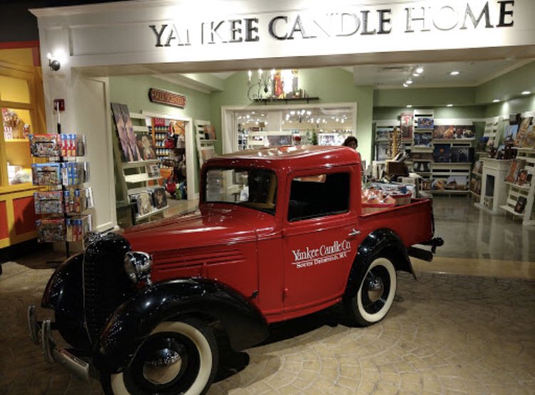i have an unexplainable urge to go to that big yankee candle store in massachusetts