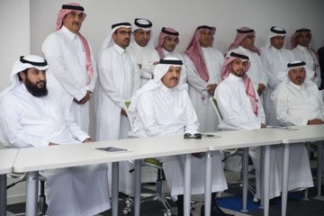 نقره لتكبير أو تصغير الصورة ونقرتين لعرض الصورة في صفحة مستقلة بحجمها الطبيعي