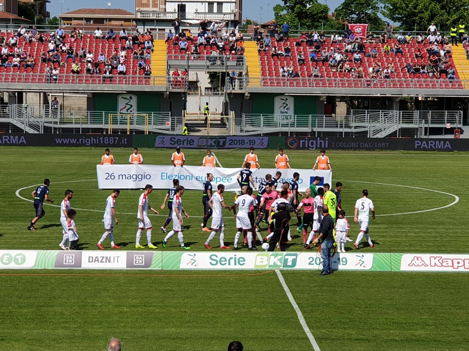 r_mirabile's tweet image. Oggi al #Cabassi per assistere a #Carpi-#Cremonese. Dalla scorsa partita fino alla fine del campionato la #CaramellaBuona è stata scelta come #charitysponsor della compagine biancorossa grazie al progetto #CuoreBiancorosso ⚪🔴

#SerieB #match #partita #calcio #ForzaCarpi #sport