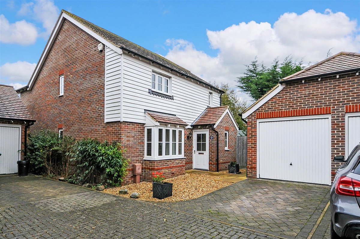 BEAUTIFULLY PRESENTED detached #FAMILY #house, offering bright and SPACIOUS 4 BEDROOM ACCOMMODATION, situated in a small residential #culdesac, just a short distance from the various amenities in #Barnham #village. #property #forsale simswilliams.co.uk/property/resid…