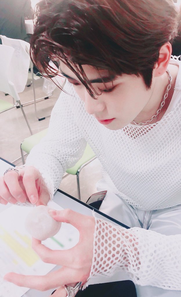 tcwonxq's tweet photo. ㅡ ♡ 𝑴𝑨𝒀

ㅡ 🍫 ในปีนี้ก็เดินทางเข้าสู่เดือนที่ 5 แล้ว สำหรับทุกคนที่เห็นทวิตนี้ขอให้ทุกวันเป็นวันที่ดี มีแต่รอยยิ้ม และสดใสในทุกๆวัน ดีใจที่ได้รู้จักกับทุกคน ขอบคุณที่ยังไม่ลืมกัน ขอบคุณที่ยังอยู่ด้วยกันนะครับ 💙 

ㅡ Have a good month and take care of yourself.

#MayWish https://t.co/1DEyp6mACS