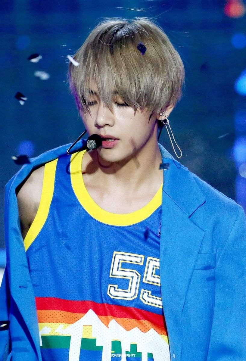 princessdizon06's tweet photo. @ARMYGLOBAL_twt @BTS_twt KIM TAEHYUNG/V😍
#BBMAsTopSocial  BTS @BTS_twt https://t.co/TC0evyVNdd