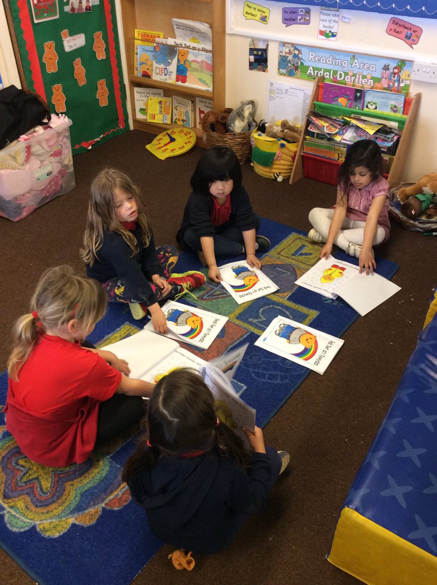 Hendrefoilan's tweet photo. Reception have been working as a group to read of our new class Welsh book - Tedi Twt a’r Tywydd. We also thought of actions to describe the different weather ☀️⛅️☁️🌧🌨💨☔️ #hdfprec #hdfpcymraeg #hdfpSiarterIaith #hdfptywydd https://t.co/BBmPmxUinX