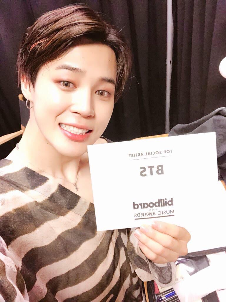 chieenammin4's tweet photo. 今年もどうか🙏🙏🙏
BTSの名前が呼ばれますように💜
 #BBMAsTopSocial BTS #BBMAs    @BTS_twt  Boy With Luv feat. Halsey PERSONA DNA IDOL FAKE LOVE https://t.co/xuFffw6Ux0