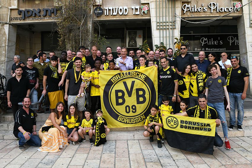 Aki #Watzke und Carsten #Cramer haben heute den Fanclub @bvb_israel in Jerusalem getroffen. Es gab einen spannenden Austausch über die sportliche Situation, Fanpolitik und das Engagement gegen #Antisemitismus und #Diskriminierung. 

#Borussiaverbindet #gemeinsamerinnern