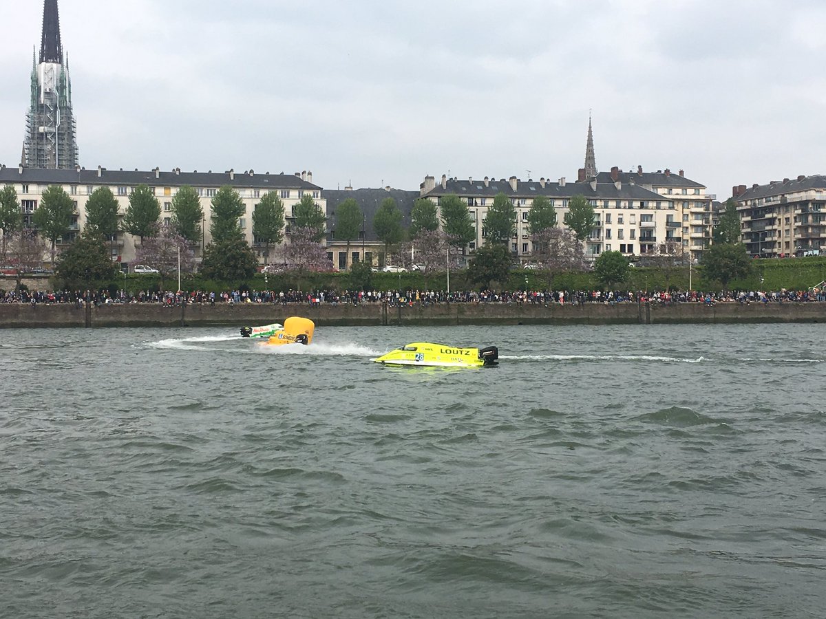 INCROYABLE ! Le #28 du Team 100% rouennais Hafa Racing, deuxième au général, en panne au bout de la ligne droite le long des quais rive gauche, 18 minutes seulement avant l’arrivée ! <a href="/24HRouen/">24 Heures de Rouen</a> <a href="/paris_normandie/">paris_normandie</a>