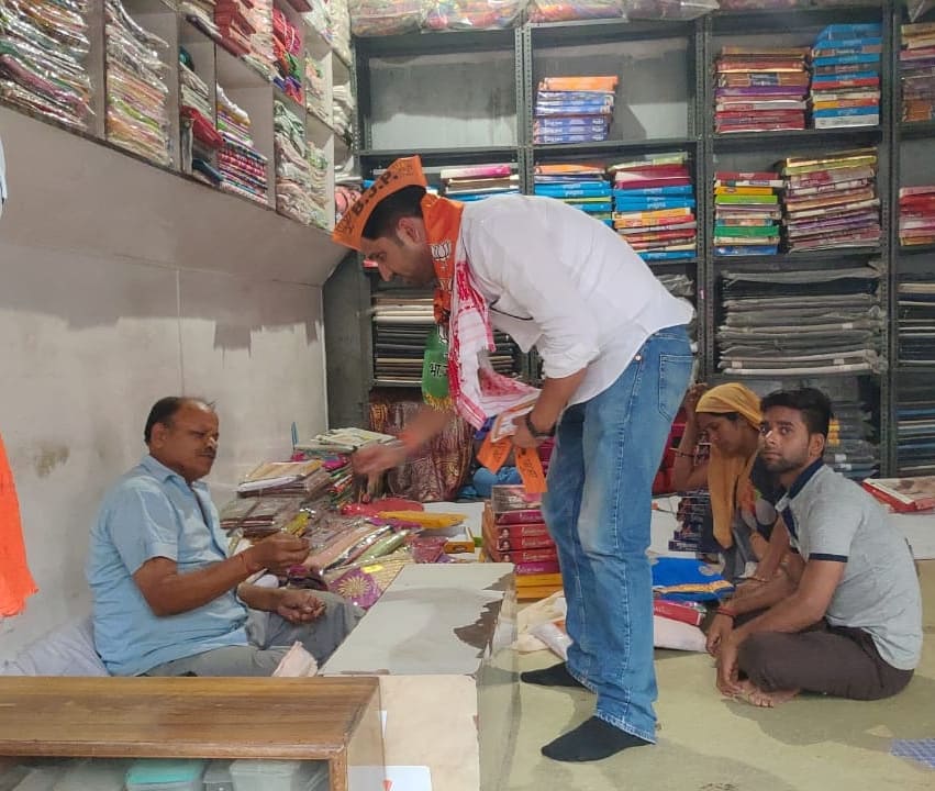 Rohit_Chahal's tweet photo. "अमेठी मे जनता का सा��� स्मृति दीदी के साथ"

आज #अमेठी लोकसभा क्षेत्र की सलोन विधानसभा के विभिन्न गांवों में जनसम्पर्क कर #Amethi लोकसभा से #BJP की पार्टी की प्रत्याशी बहन @smritiirani जी के लिए वोटों की ��पील की।
इस दौरान जनता का भरपूर स्नेह व समर्थन मिला। #AmethiWithSmritiDi https://t.co/VTvFE7Pzbt