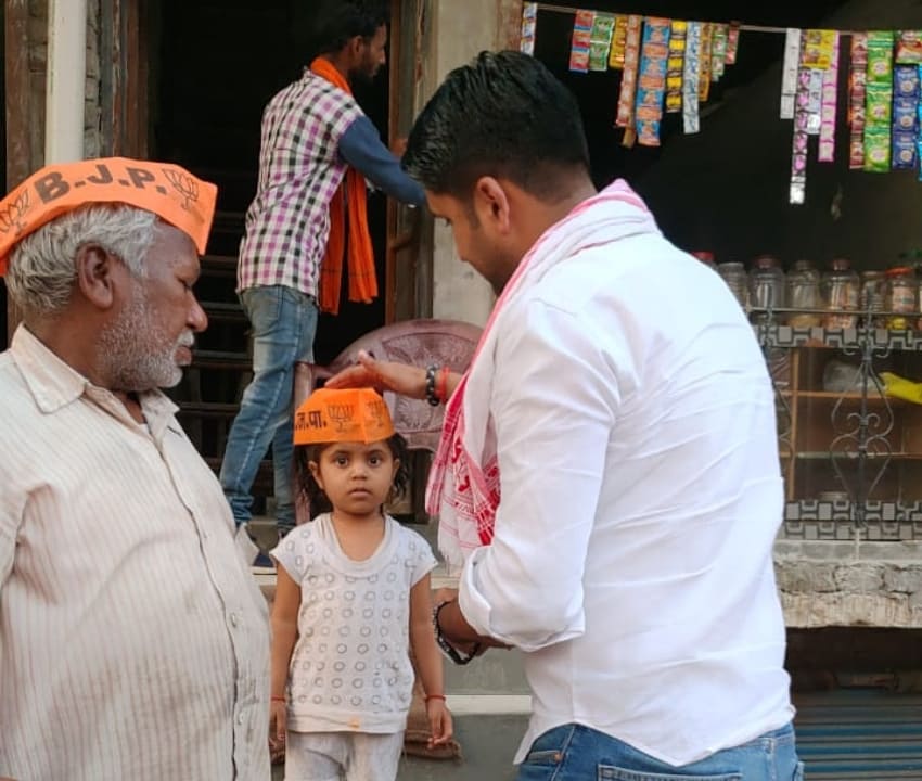 Rohit_Chahal's tweet photo. "अमेठी मे जनता का सा��� स्मृति दीदी के साथ"

आज #अमेठी लोकसभा क्षेत्र की सलोन विधानसभा के विभिन्न गांवों में जनसम्पर्क कर #Amethi लोकसभा से #BJP की पार्टी की प्रत्याशी बहन @smritiirani जी के लिए वोटों की ��पील की।
इस दौरान जनता का भरपूर स्नेह व समर्थन मिला। #AmethiWithSmritiDi https://t.co/VTvFE7Pzbt