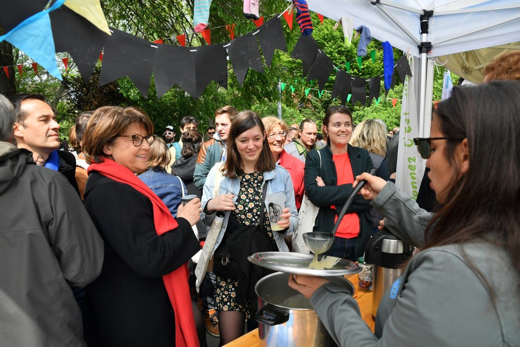 MartineAubry's tweet photo. Formidable édition de la fête de la soupe à Wazemmes avec @ch_brun et des milliers habitants ! Bravo à Attacafa et aux nombreuses associations présentes ! https://t.co/L31kg5IJvs