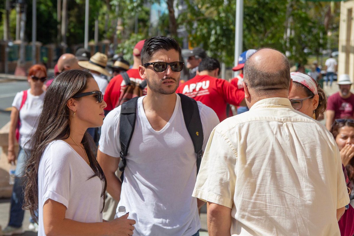 PulsoEST's tweet photo. #1M | Así se encuentran en estos momentos la marcha que sale de la Universidad de Puerto Rico en Río Piedras hacia la Milla de Oro. https://t.co/t1f7AGZp7W