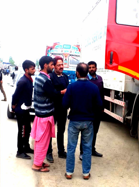 MaribMariya's tweet photo. Had a detailed discussion with #Fruittraders at #Qazigund who are in haulage with #Apple and pacified them that @dhpm_jk has taken up the matter with @muzaffar_786 @Traffic_hqrs who are trying their best to push them across #JT after #Convoy cross. https://t.co/oHUEk08tx7