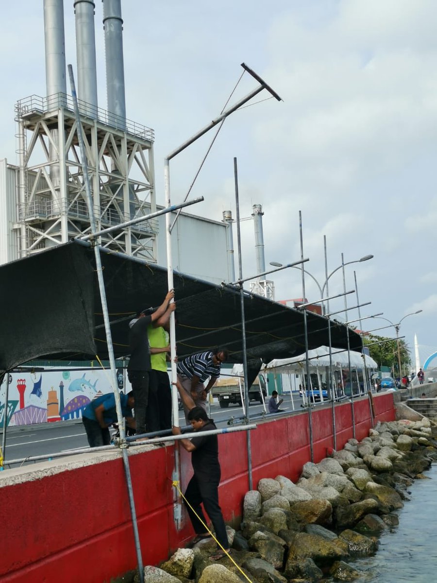 AhmedMahloof's tweet photo. Swimming track ga light harukoh, esarahahdhuga reygandu fetheyne inthizaam hamajassan iyye alhugandumenfeshi masahkaiy Iraadhakureviyya mihaaru evanee nimifa.

Miee husvaahaka dhakkaa sarukaarehnoon. https://t.co/9Eynl2OSPT