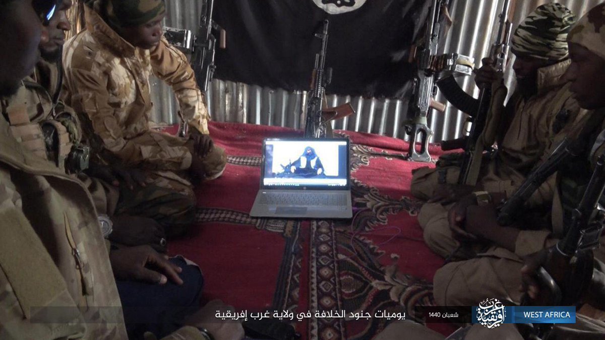 SimNasr's tweet photo. #Nigéria au fin fond de la brousse du #LacTchad les jihadistes de l’#EI regardent l’itw de #Baghdadi // nul besoin des médias main stream, en deux clics la vidéo est tjrs dispo / pr aller plus loins lire « les activistes et supporters du jihad d’État islamique, le fait accompli » https://t.co/sSsm4Siaa1