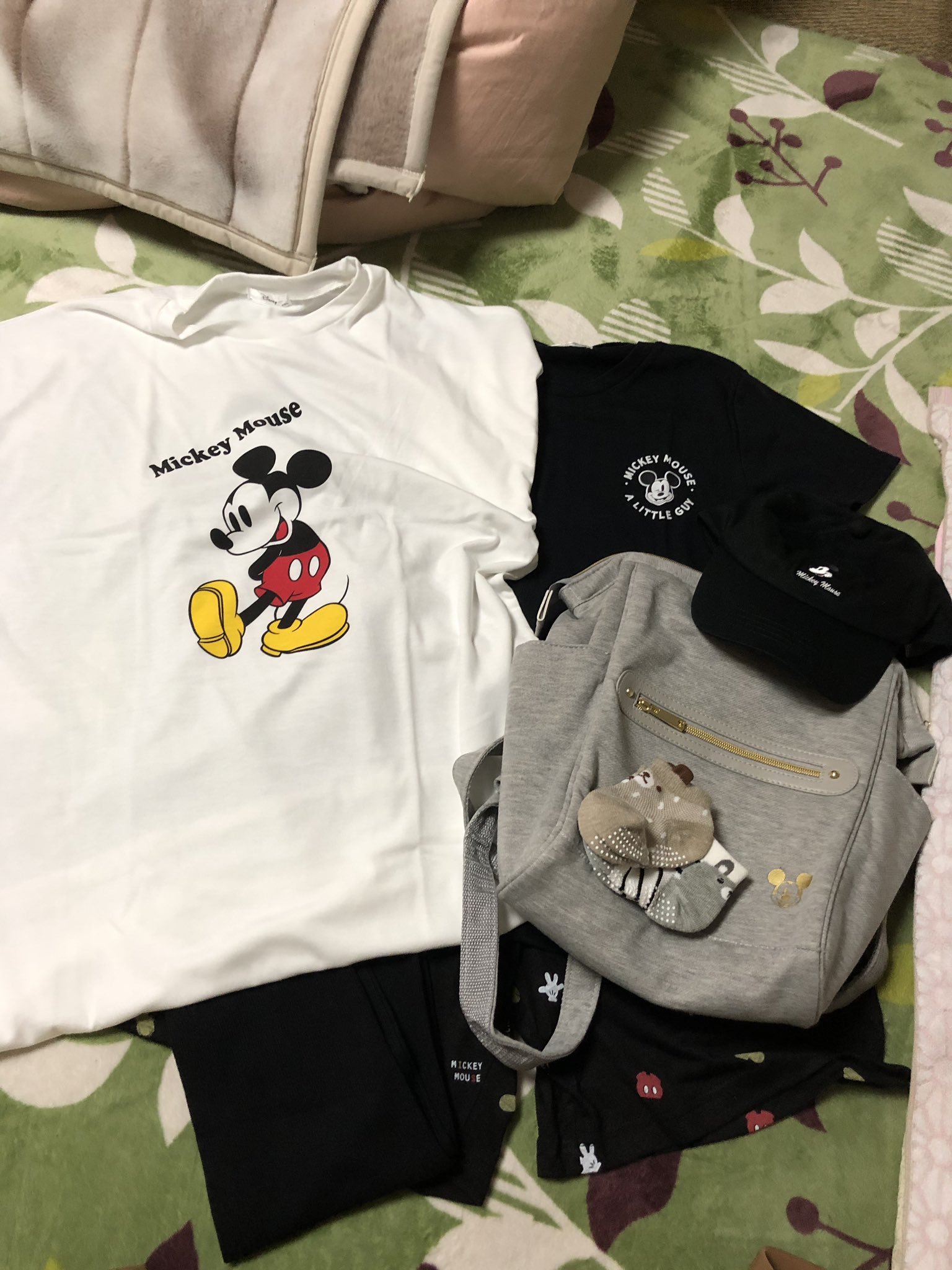 り 今日はしまむらで娘の座布団と靴下 それからこのミッキーのセット買ってもらった グレーのがリュックなんやけどマザーズバッグによさそう リュック Tシャツ 短パン Tシャツワンピ スパッツ 帽子 のセットで3000円は安い