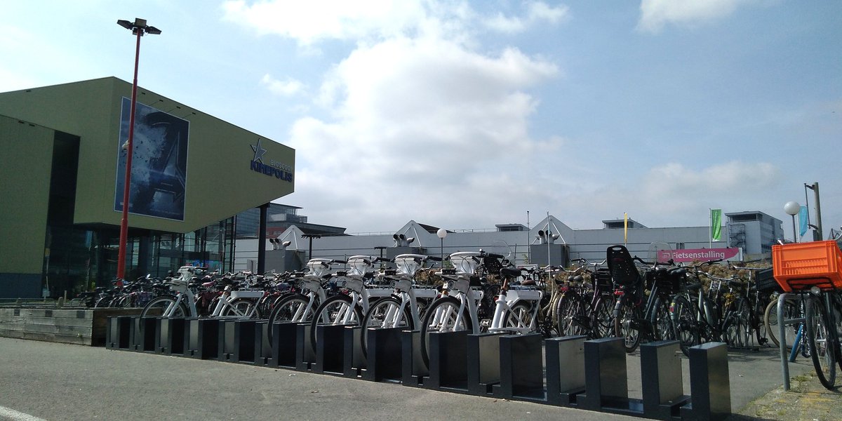 Nu_Connect's tweet photo. Sinds dit voorjaar staan onze elektrische deelfietsen ook bij de Jaarbeurs #Utrecht, in de fietsenstalling naast bioscoop Kinepolis en ANNE. Ze staan zo mooi te glimmen!

Meer weten? Mail ons via support@nu-connect.nl of check https://t.co/AsVYQWVT3L https://t.co/ehliWpYTaC