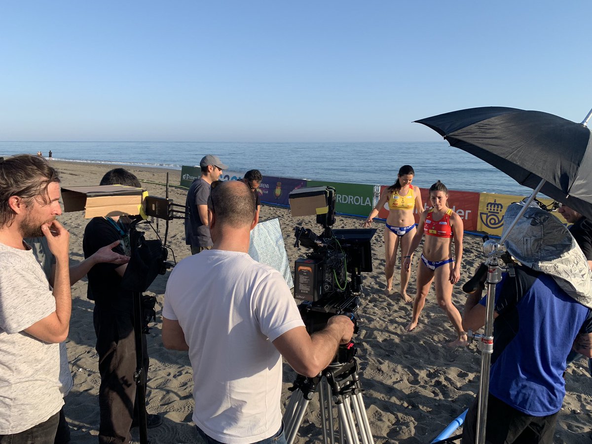 RFEBalonmano's tweet photo. 🎬 #BalonmanoPlaya | Ayer @Ayto_Torrox acogió el rodaje del espectacular vídeo promocional del Arena Handball Tour 2019 😱😱

🌞 ¡¡No lo dudes y pásate por el perfil del @ArenaHandballT para descubrir cómo fue el rodaje!! 👀 https://t.co/XQDHlkjlLX