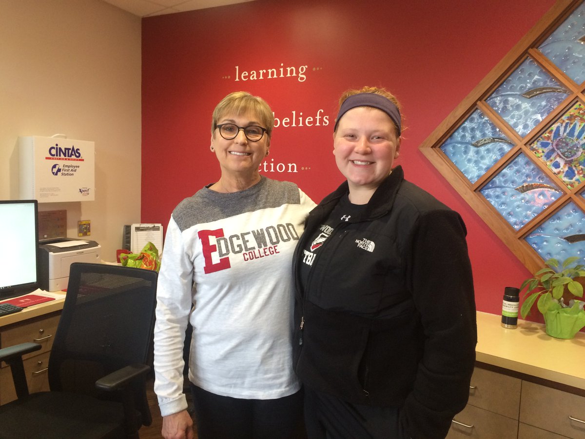 EdgewoodCollege's tweet photo. Mary and Jordan are showing their Eagle Spirit, and are ready at the Campus Assistance Center to say #Welcome2EC! https://t.co/pJDVLNhVPT
