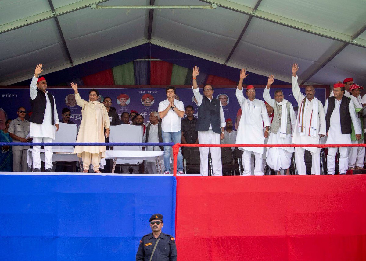 yadavakhilesh's tweet photo. प्रधान जी सच्चा राज धर्म निभाने वाले सच्चे चौकीदार से हार की आशंका से डर गये हैं क्या? कोई क़ानून अपदस्थ जवान को  चुनाव लड़ने से नहीं ���ोकता है. 

पूरे देश में बुद्धिजीवी से लेकर श्रमजीवी तक लोकतंत्र की हत्या का ये षडयंत्र देख रहे हैं और इन ताक़तों के पतन के लिए वोट कर रहे हैं. https://t.co/y3vbvciFwN