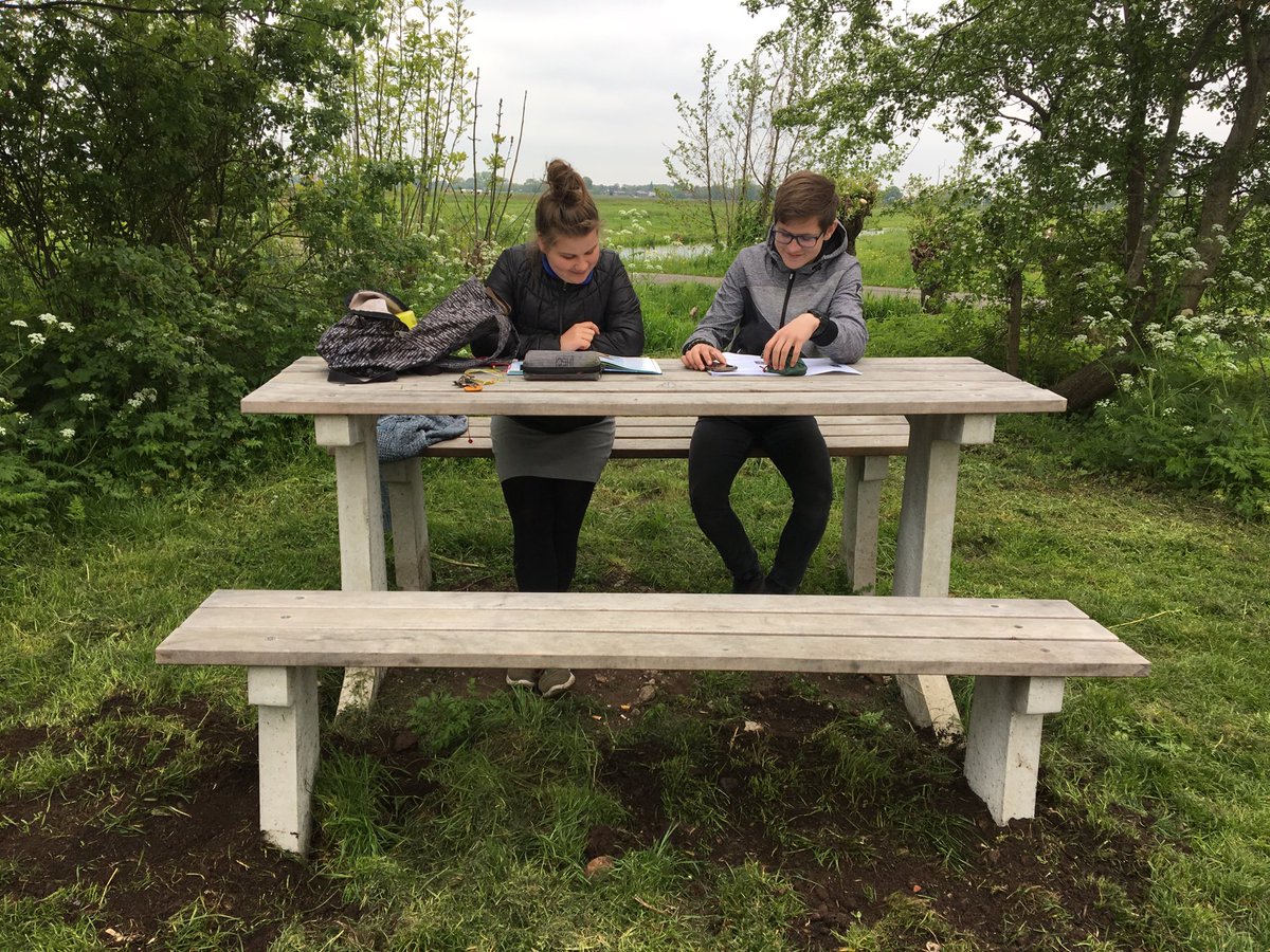 ZHLBoswachterVW's tweet photo. We klagen wel eens over de #jeugd maar je #hartje  gaat toch open zitten ze te #studeren  omdat het lekker rustig in de#natuur is, en dan hoor je u heeft mij een keer #aangesproken wat niet mocht wil bij de #politie https://t.co/iriKPQT3gz