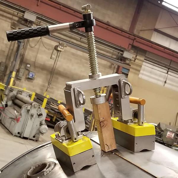 Magswitch_Tech's tweet photo. Don't judge a book by it's size :D This baby can pull ferrous steel and eliminate air gaps so you can focus on #welding! More info @ https://t.co/haXsFk1Rew!
#beamjacks #shipyard #shipbuildingtools #magswitch #magnetictools #tools https://t.co/a9vAlnlOIO