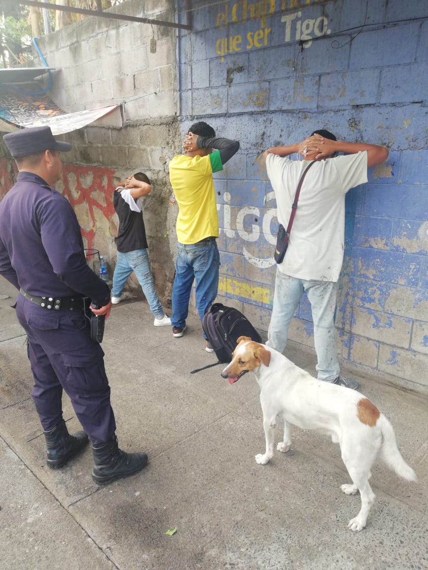 PNCSV's tweet photo. #Mejicanos | Registros preventivos y verificación de documentos de identidad, por policías de la Subdelegación de San Ramón, realiza operativo de intervención rápida en los condominios Atlanta https://t.co/iw2xyJCvGh