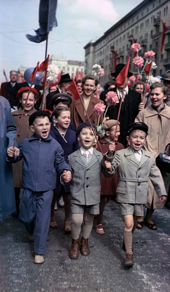 More kids on the march, Soviet Union, 1960./11 #MayDay  #InternationalWorkersDay  #DiaDelTrabajador  #1Mayo  #1Mai