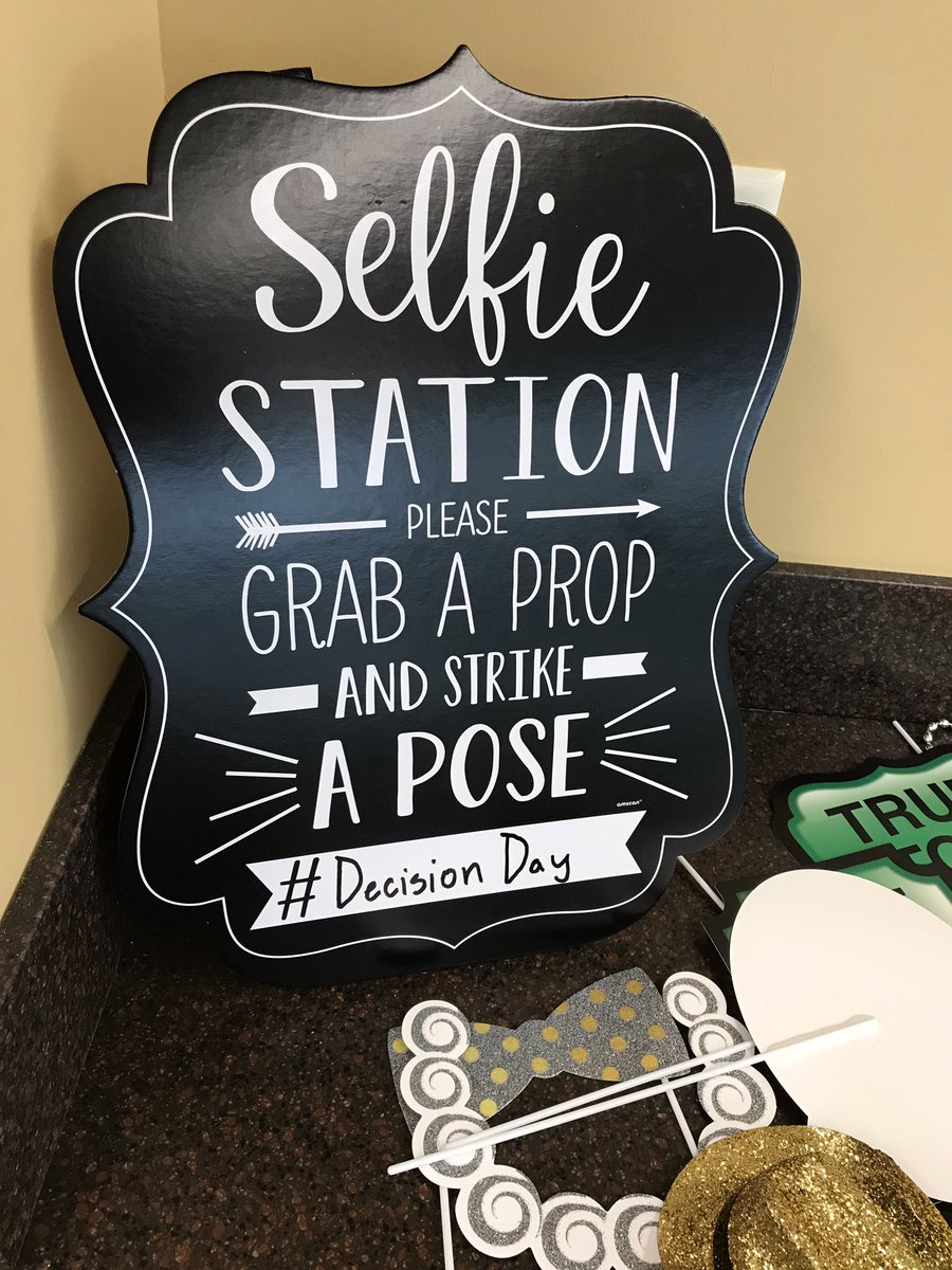 AndrewSharosAP's tweet photo. West Leyden is ready to celebrate #DecisionDay! Congratulations seniors! #leydenpride @Kato831 https://t.co/D2RXxNKRum
