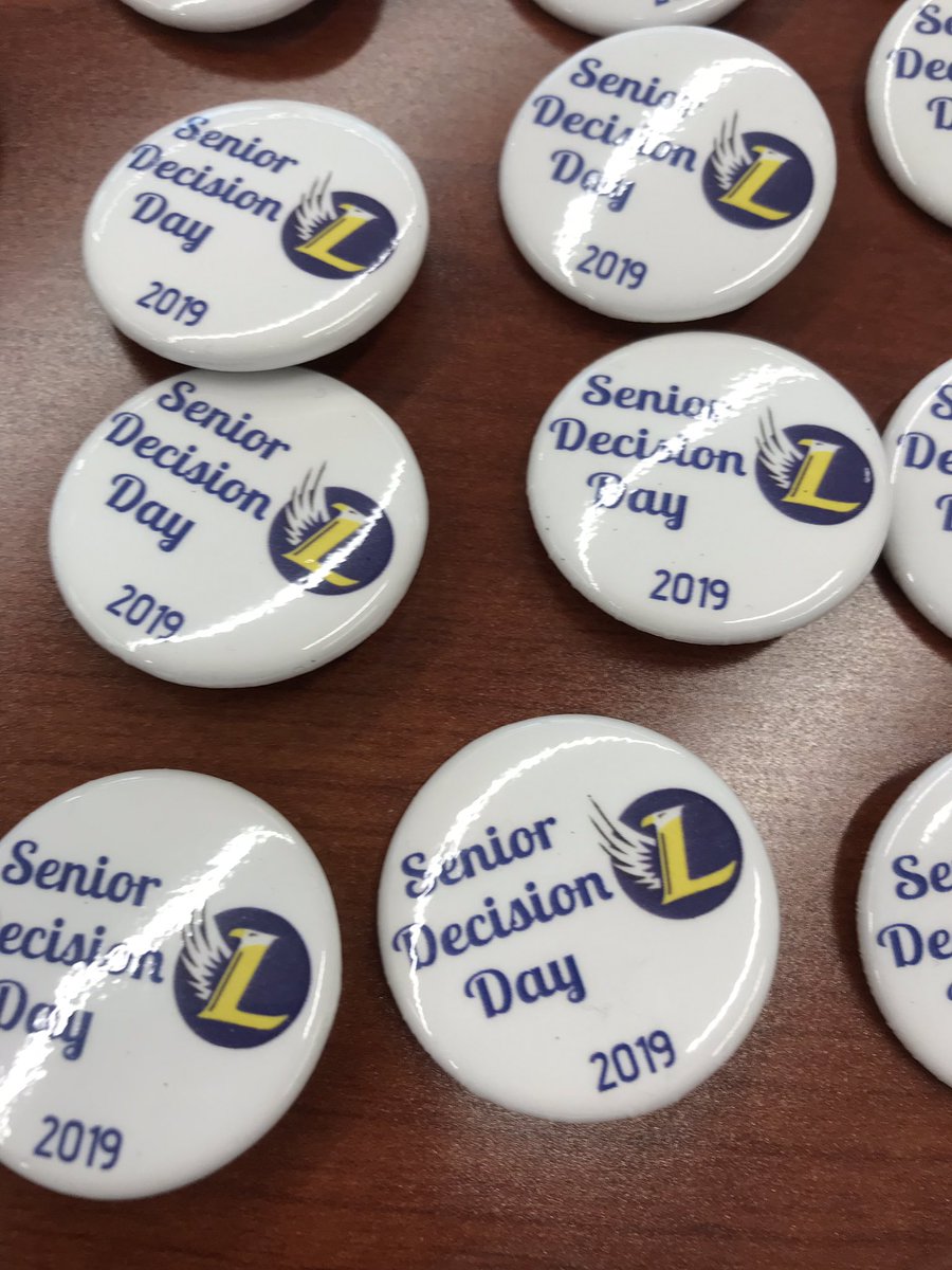 AndrewSharosAP's tweet photo. West Leyden is ready to celebrate #DecisionDay! Congratulations seniors! #leydenpride @Kato831 https://t.co/D2RXxNKRum