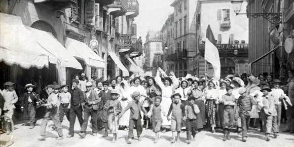 And more kids on the march, Italy, 1953./12 #MayDay  #InternationalWorkersDay  #DiaDelTrabajador  #1Mayo  #1Mai