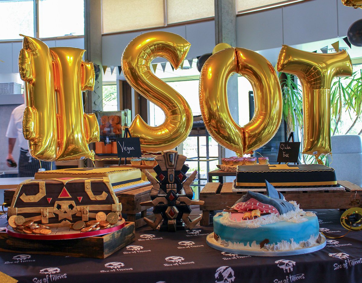 Sea of Thieves balloons and cake