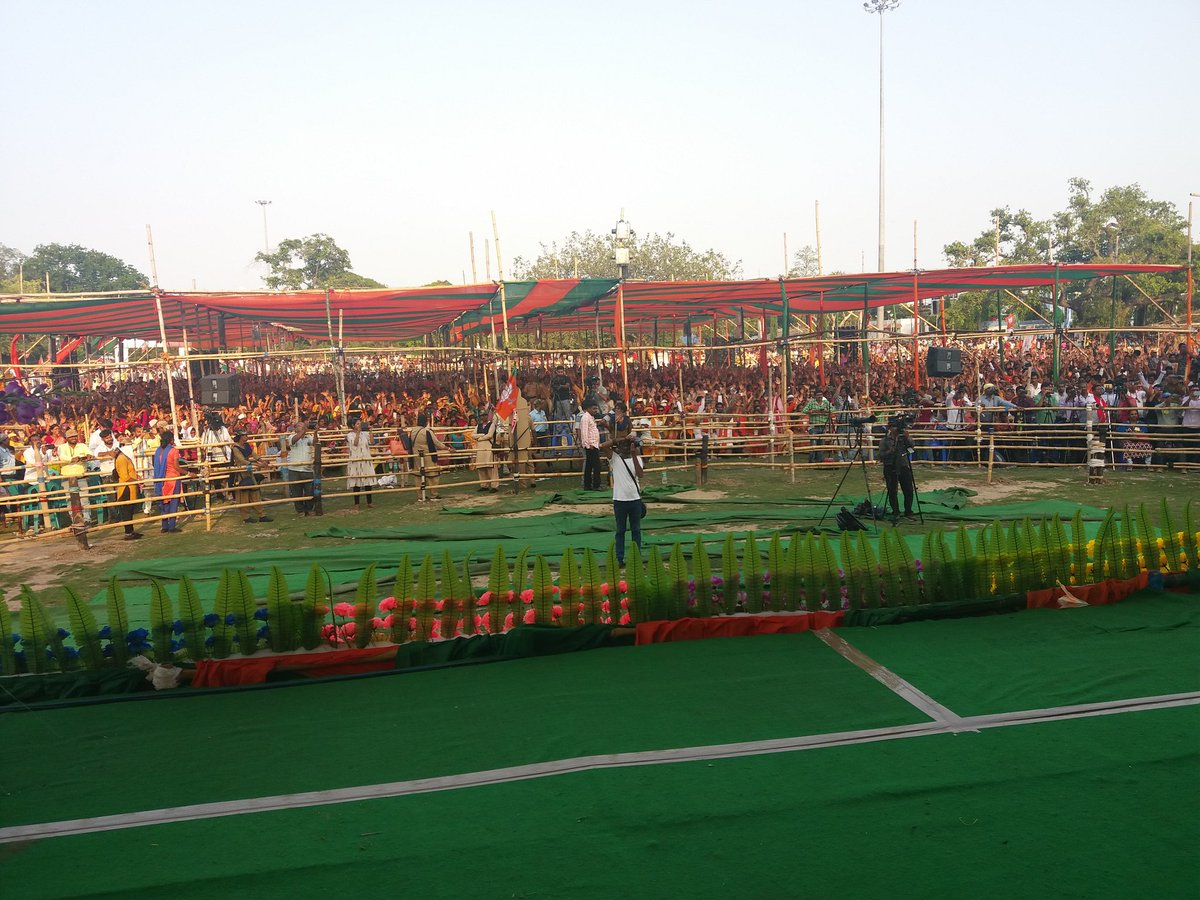 anirbanganguly's tweet photo. Electrifying atmosphere & crowd connect, especially when Sh @AmitShah asks whether there should be democracy in #WestBengal, whether they should be able to vote without fear? Vote without fear, the central forces are there to protect you #Bengal4Modi #Modi4Bengal https://t.co/MtmaNjAN7r