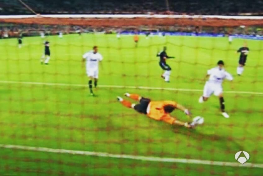 MadridistaSalva's tweet photo. Si fuiste capaz de parar lo imposible, eres capaz de superar esto. Ánimo capitán Iker Casillas ❤️ https://t.co/WHJOaSjZfg