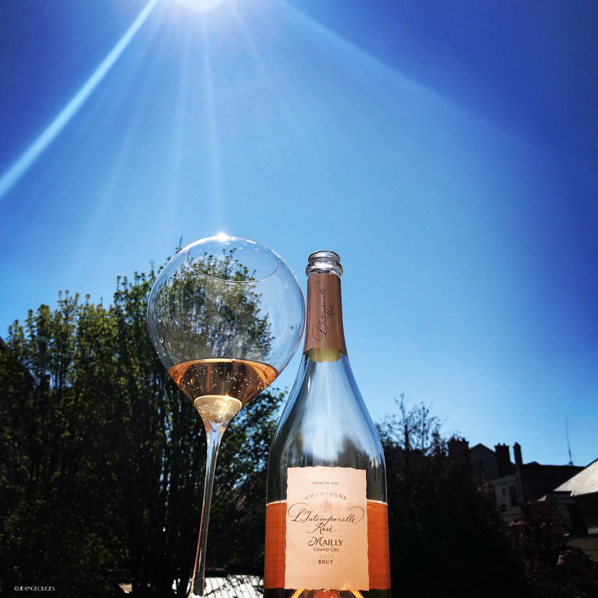 To offer today, 1st May, a bit of Lily of the Valley and a glass of new Intemporelle Rosé vintage 2011 to your loved ones and friends, will bring them good fortune and happiness ! 
#mailly #maillygrandcru #terroirchic #enjoy #spring #1stmay #champagne #tradition #france