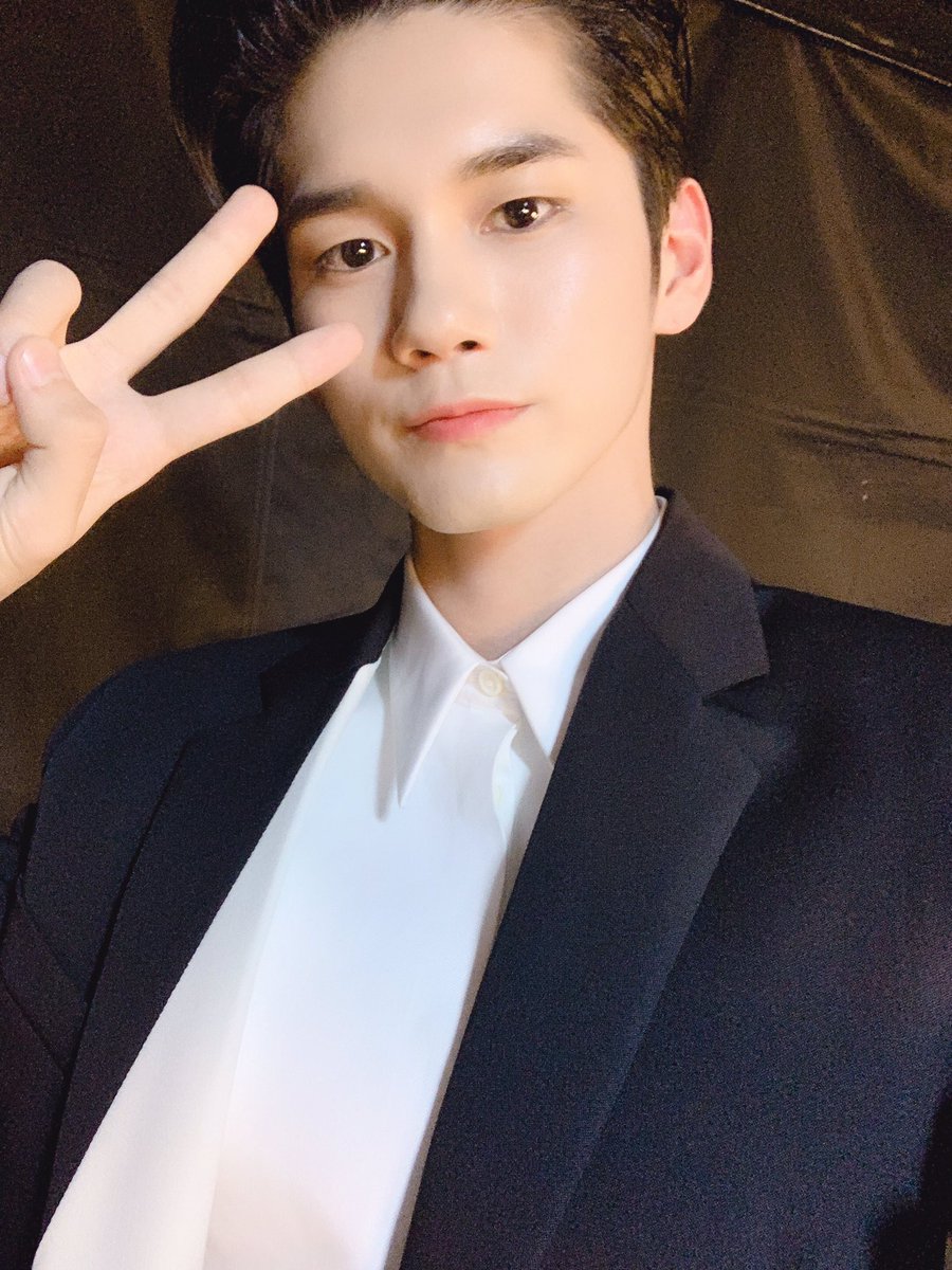 ✨ 190501 제 55회 백상예술대상 시상 #옹성우 ✨

제 55회 백상예술대상 TV 부문 예능·교양 작품상의 시상자로 참석하게 되어 너무 기쁜 하루였습니다🙊 내년에도 함께할 수 있도록 더 좋은 모습 보여드리겠습니다💖

#ONGSEONGWU