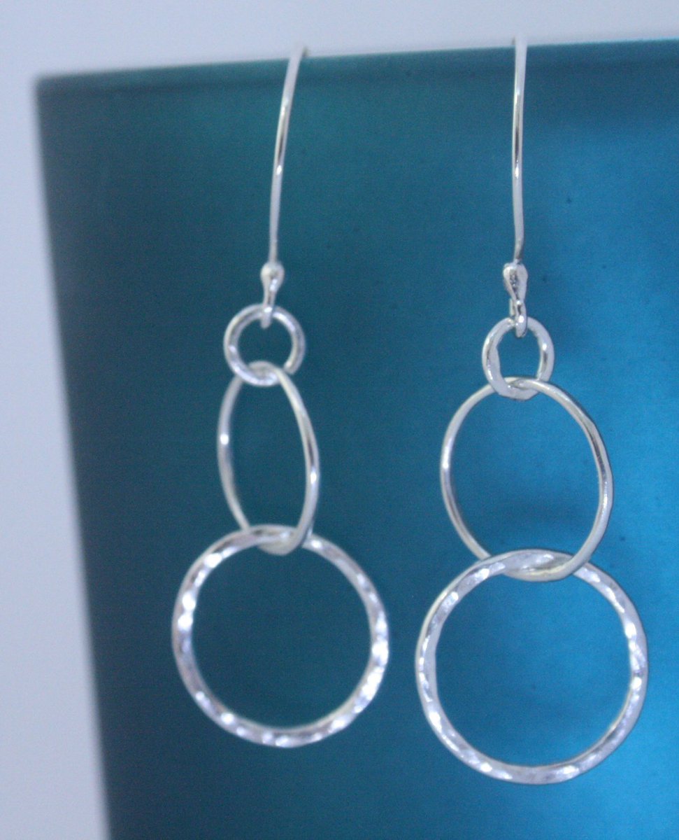 Looking for lightweight, sterling silver earrings #etsy#buyhandmade#silverearrings#hoopearrings#interlinked#fashionfix#weddingaccessories#lightweight#shopsmall#weddingguestoutfit#dangleearrings #artisan #etsyfind #shopsilver#handmadesilverearrings etsy.me/2ZPXT5V