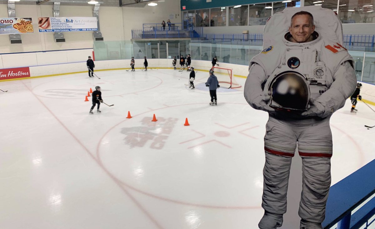 csa_asc's tweet photo. You would like to take a photo with @Astro_DavidS? This is your chance! Bring 2D David across 🇨🇦 and all over the world! Take a picture with our 2D astronaut and share it on social media with #David2D: https://t.co/IJRRBElQCs. #DareToExplore https://t.co/jMuZl6bSUl