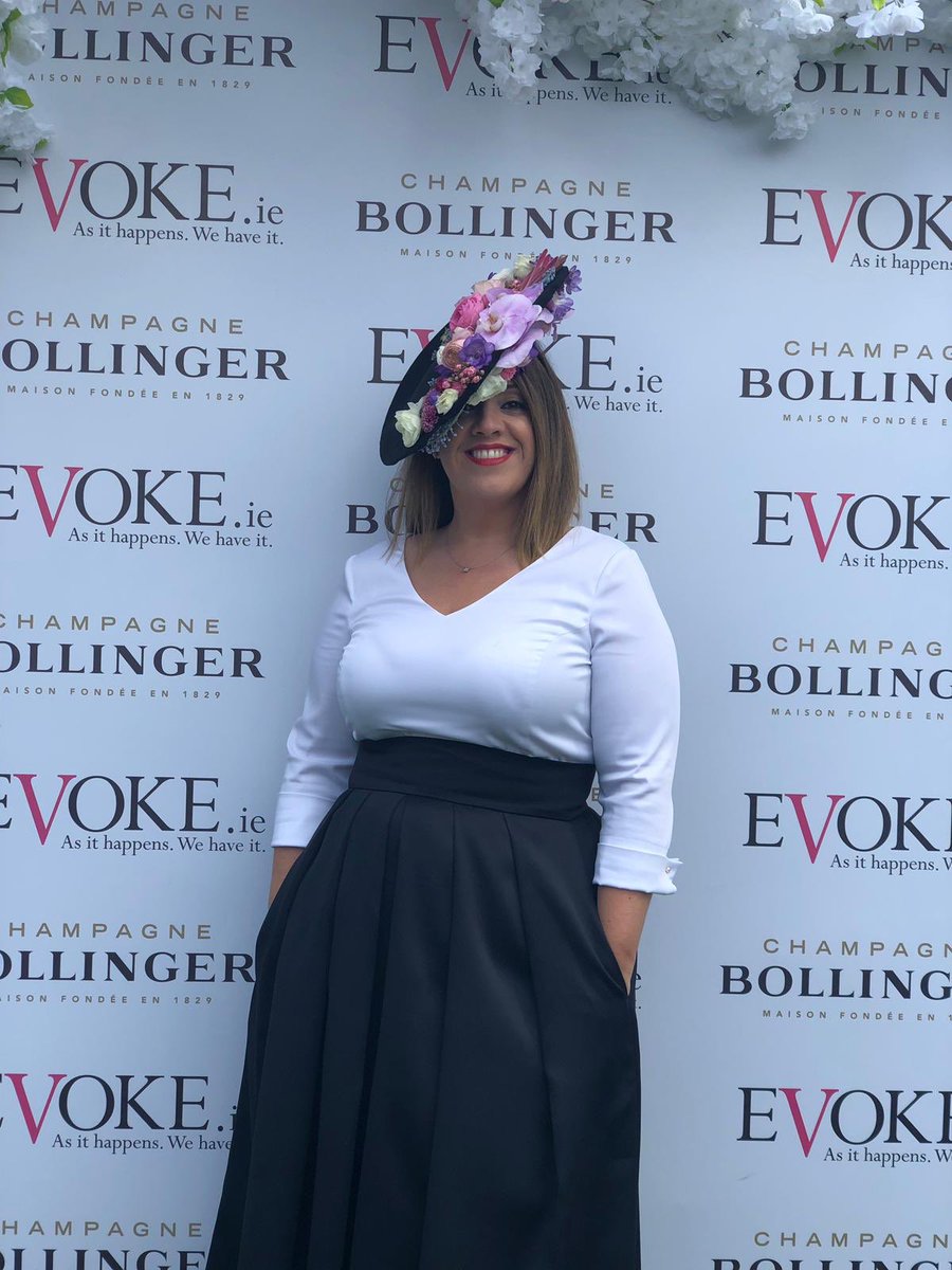 scarecrowflower's tweet photo. Having a great day here at @punchestownrace @EVOKE @BollingerUK with @S_DalyDesigns @coachingbysmk #PunchestownFestival #BBDL19 #Punchestown #EVOKE https://t.co/ujXbJIzWHh