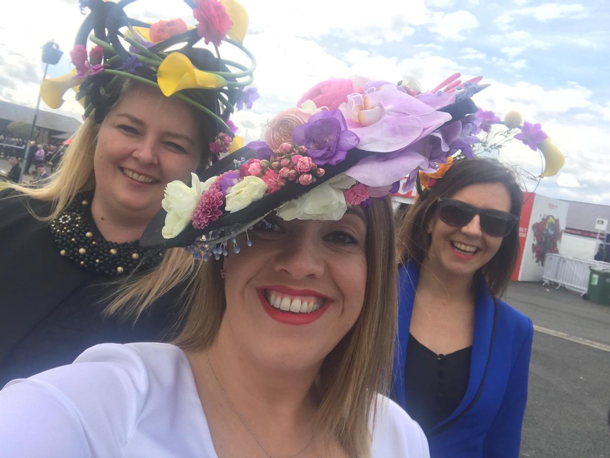 Having a great day here at <a href="/punchestownrace/">Punchestown</a> <a href="/EVOKE/">EVOKE</a> <a href="/BollingerUK/">Champagne Bollinger</a> with <a href="/S_DalyDesigns/">Siobhan Daly Designs</a> <a href="/coachingbysmk/">coachingbysmk</a> #PunchestownFestival #BBDL19 #Punchestown #EVOKE